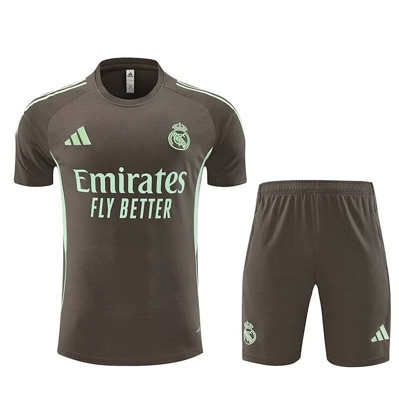 Ensemble Real Madrid Marron Prématch 25/26