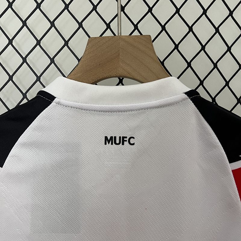 Manchester United Away Kids Kit 10/11