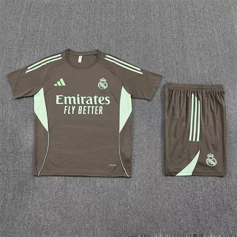 Ensemble Real Madrid Marron Prématch 25/26