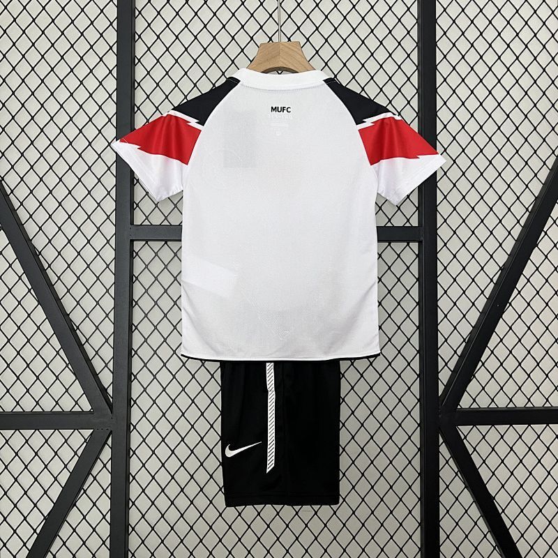 Manchester United Away Kids Kit 10/11