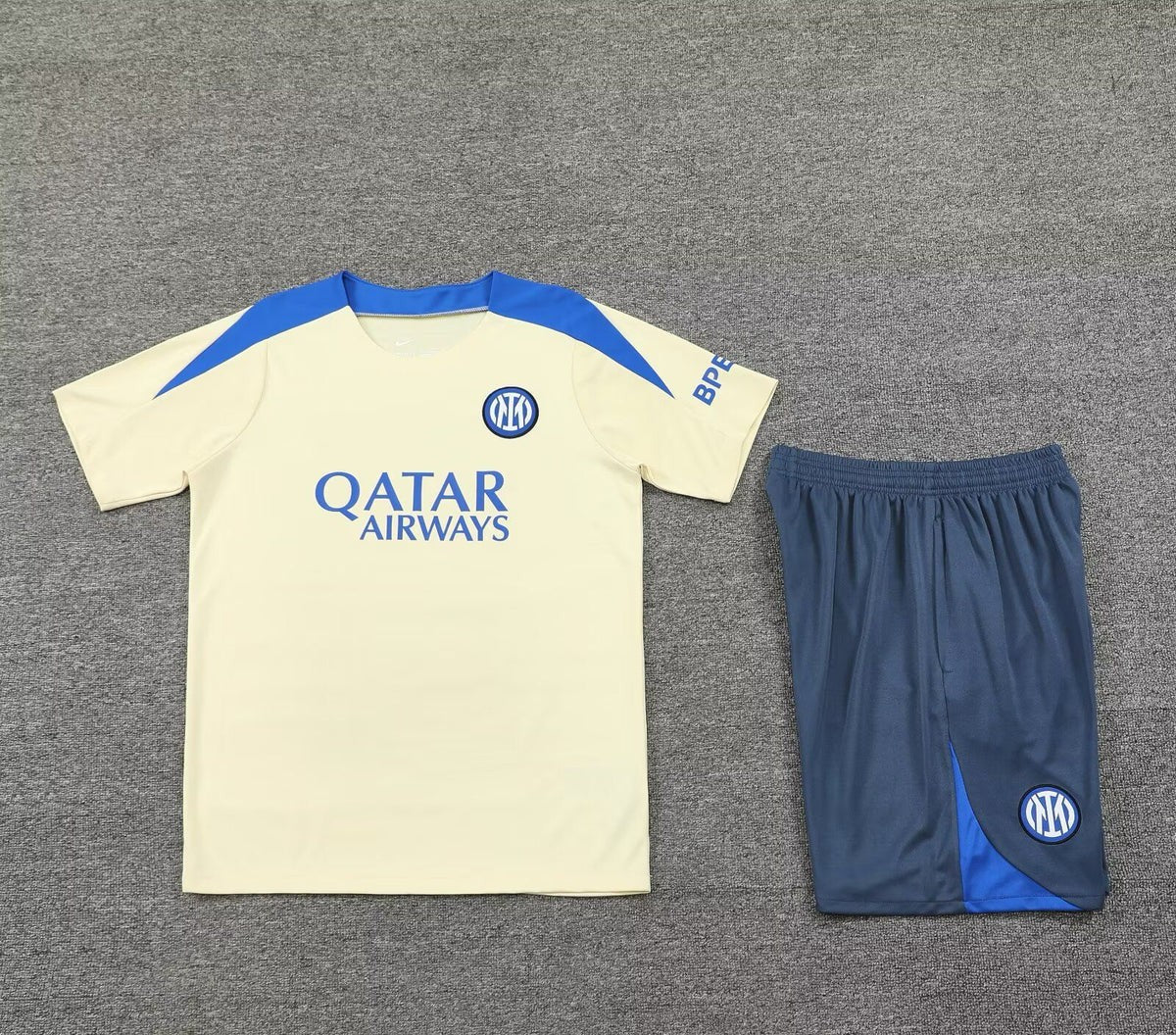 Maillot + short Inter Milan Beige col bleu